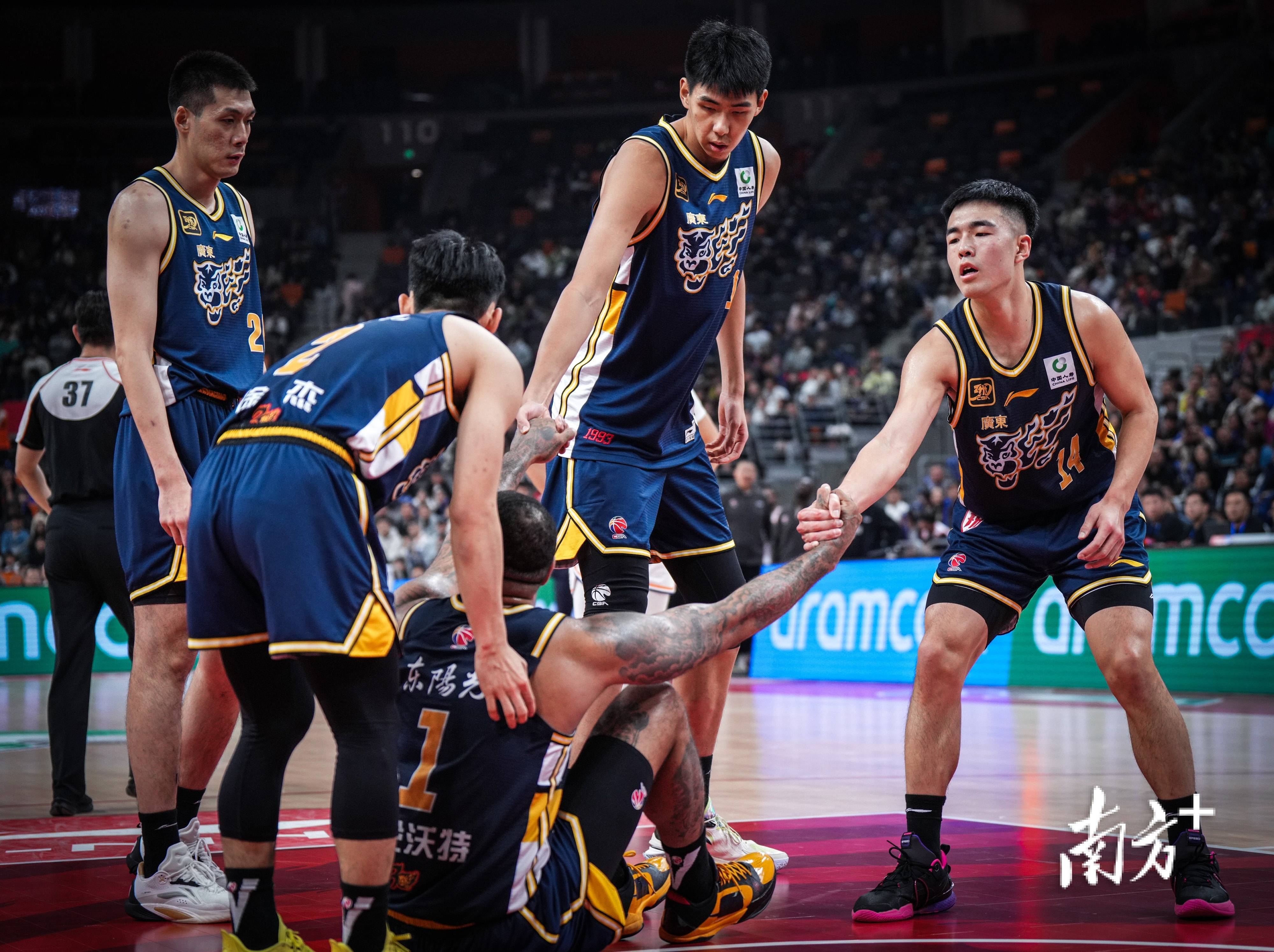 包含转会期菲尼克斯太阳备战CBA季后赛,完成体检细节曝光,底气十足,训练强度明显提升的词条 包含转会期菲尼克斯太阳备战CBA季后赛,完成体检细节曝光,底气十足,训练强度明显提升的词条